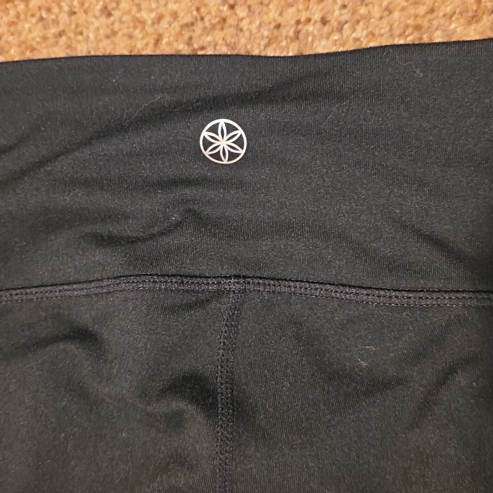 GAIAM Women's Classic Black Cropped Leggings, Size Medium - Picture 3 of 6